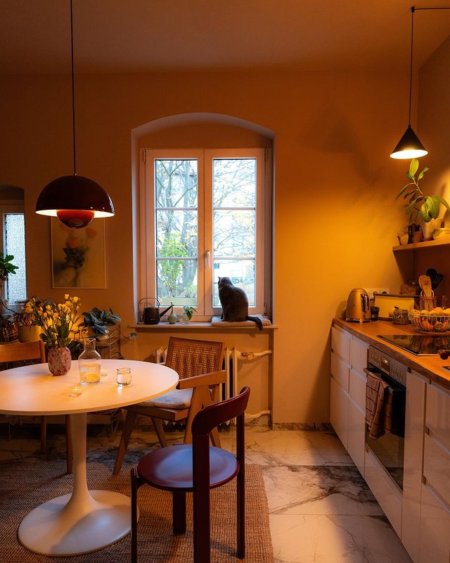 Instagram post by @caropeony for Apartment Therapy. Caption reads: [...] #interiorstyling #apartamento....