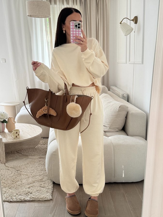 Instagram post by @ccarolajna_i_bruno for ClothStore. Caption reads: tracksuit season 🧸🐻🤎🧋

Komplet dresowy....