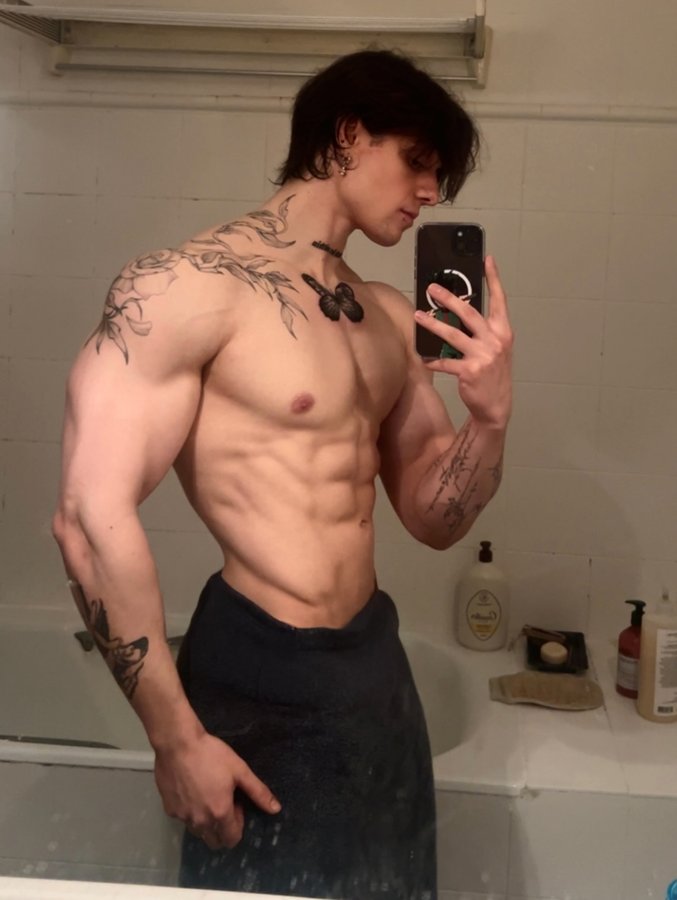 Instagram post by @yuuwrri for Esn. Caption reads: This family photo wasn’t supposed to be....