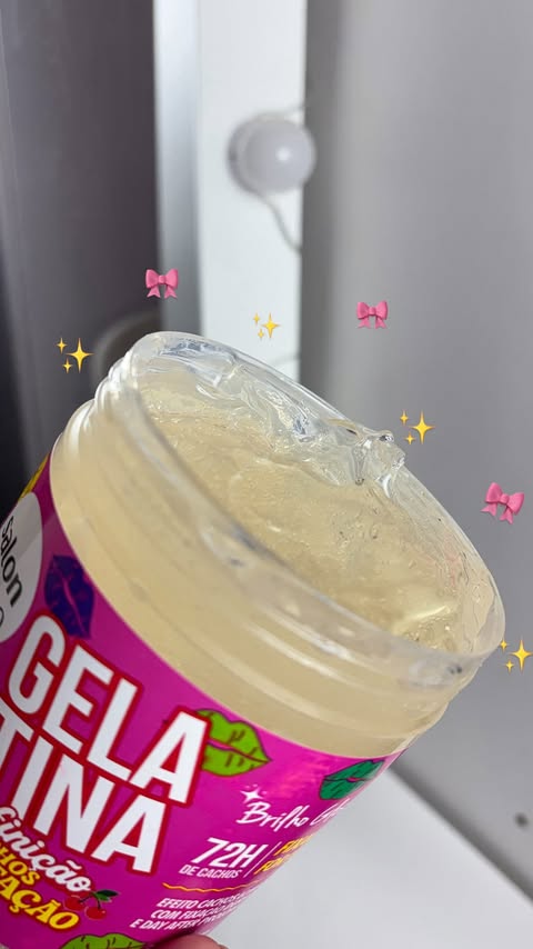 Instagram post by @nanda_brandao10 for Salon Line. Caption reads: Toda cacheada ama 🎀💗☺️ @salonlinebrasil....