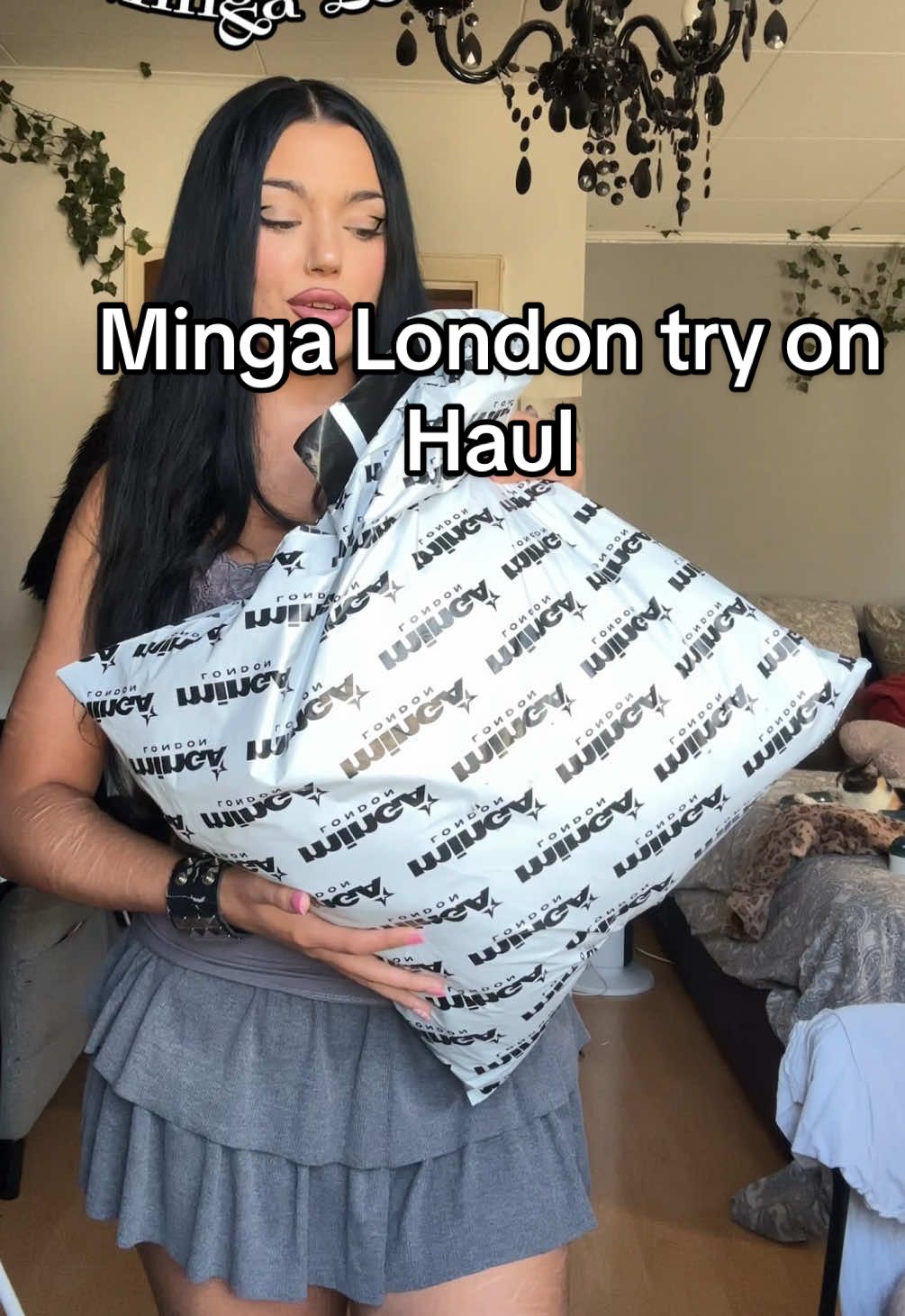 TikTok post by @tittxy for Minga London. Caption reads: [...] SO VERLIEBT OMG!!....