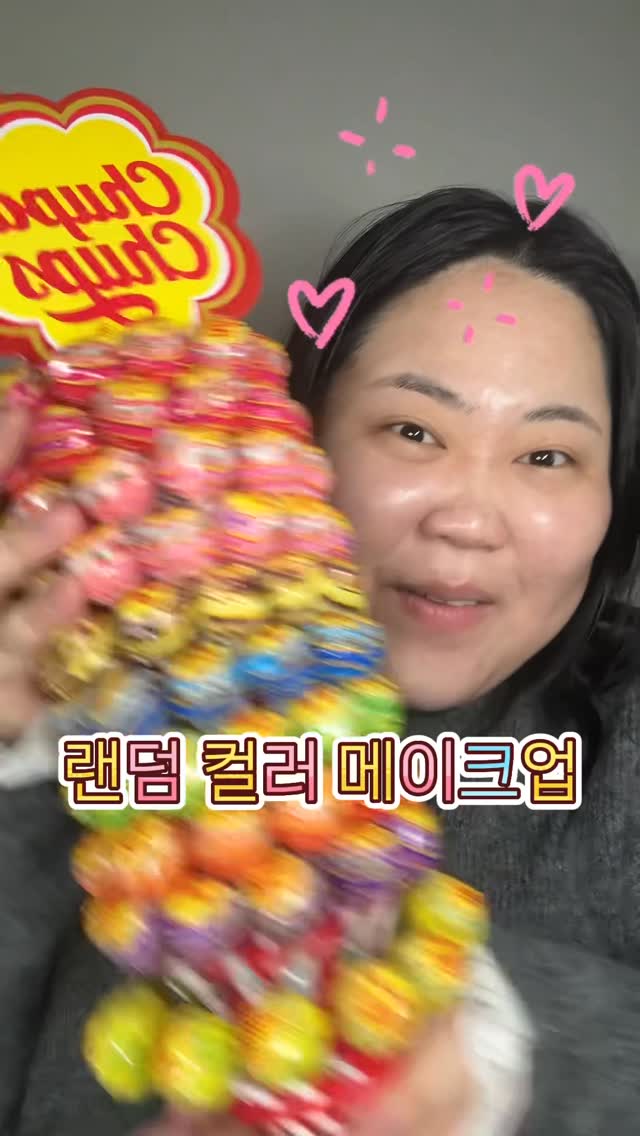 Instagram post by @ssin000000 for Mamonde. Caption reads: ✨️ 랜덤 컬러 메이크업 🍭 @mamonde.official 츄파춥스와 마몽드가....