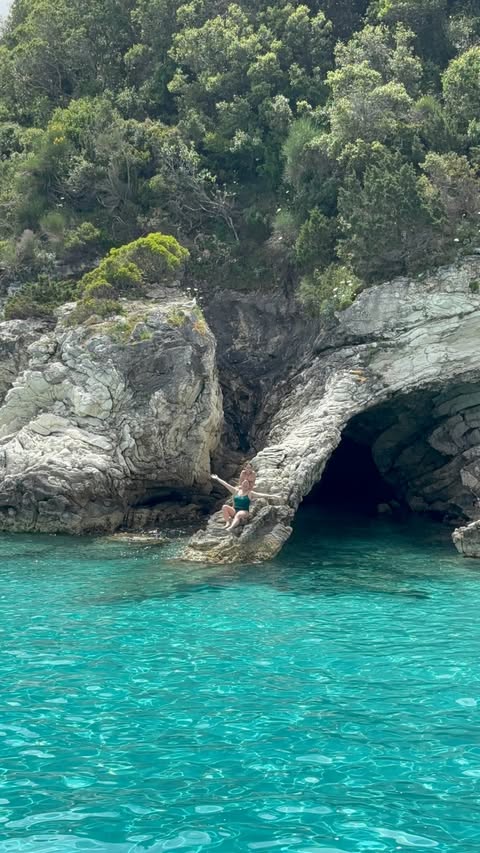 Instagram post by @clahuynh for GetYourGuide Creator Community. Caption reads: Ces îles grecques méritent clairement plus de....