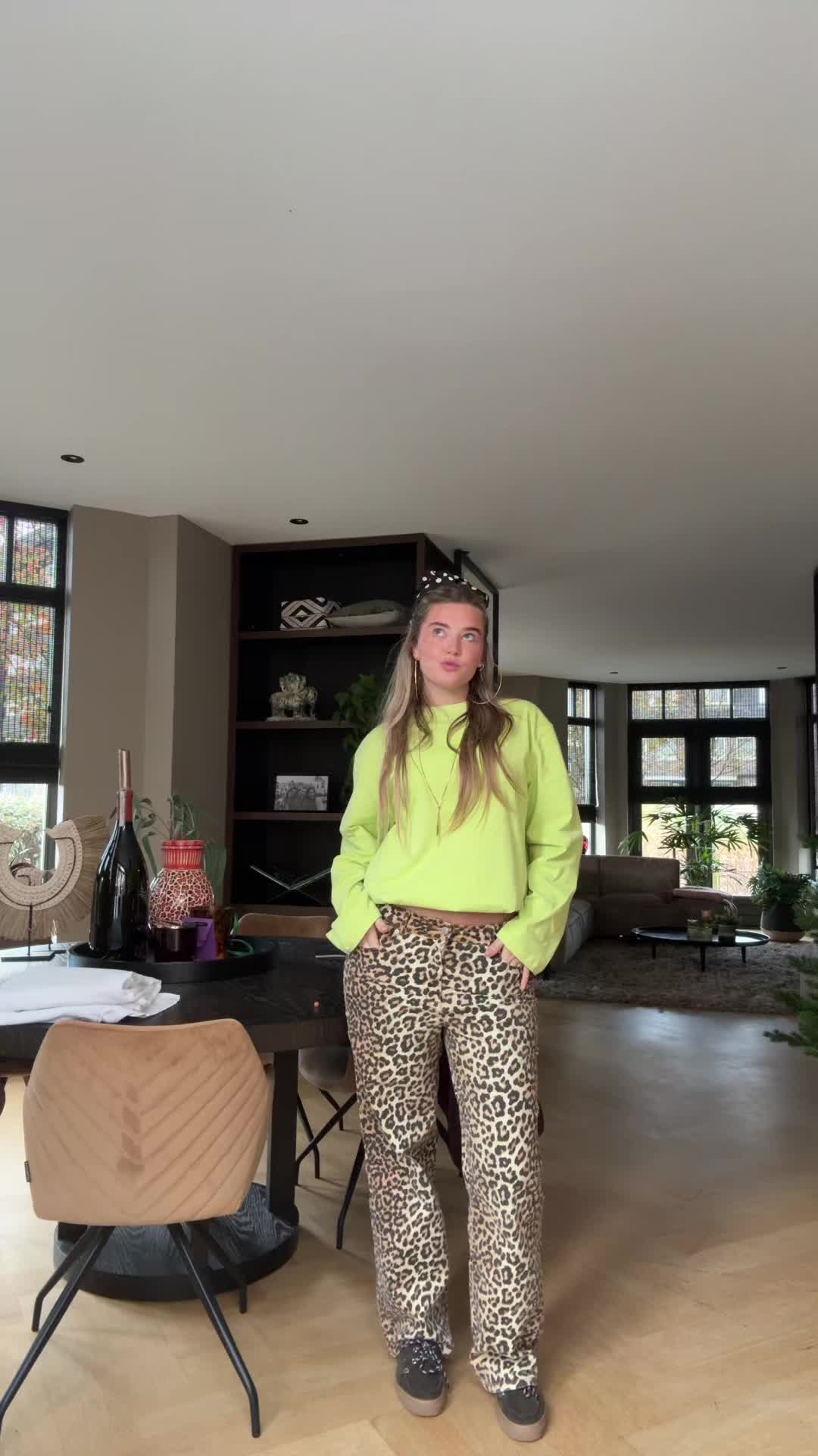 TikTok post by @rosa.vdbroek for SIZZ THE BRAND. Caption reads: Ik vind je cool😎 >>>>> @SIZZ the brand....