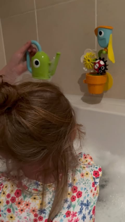 Instagram post by @kateandthelittlehobbits for Yookidoo. Caption reads: [...] 💧 AD - Pour & Spin Tipping Bird from....