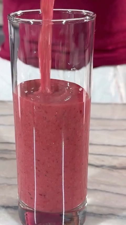 Instagram post by @healthyveganeating for Kuvings. Caption reads: [...] Limeade Smoothie #ad I’m used my KUVINGS....