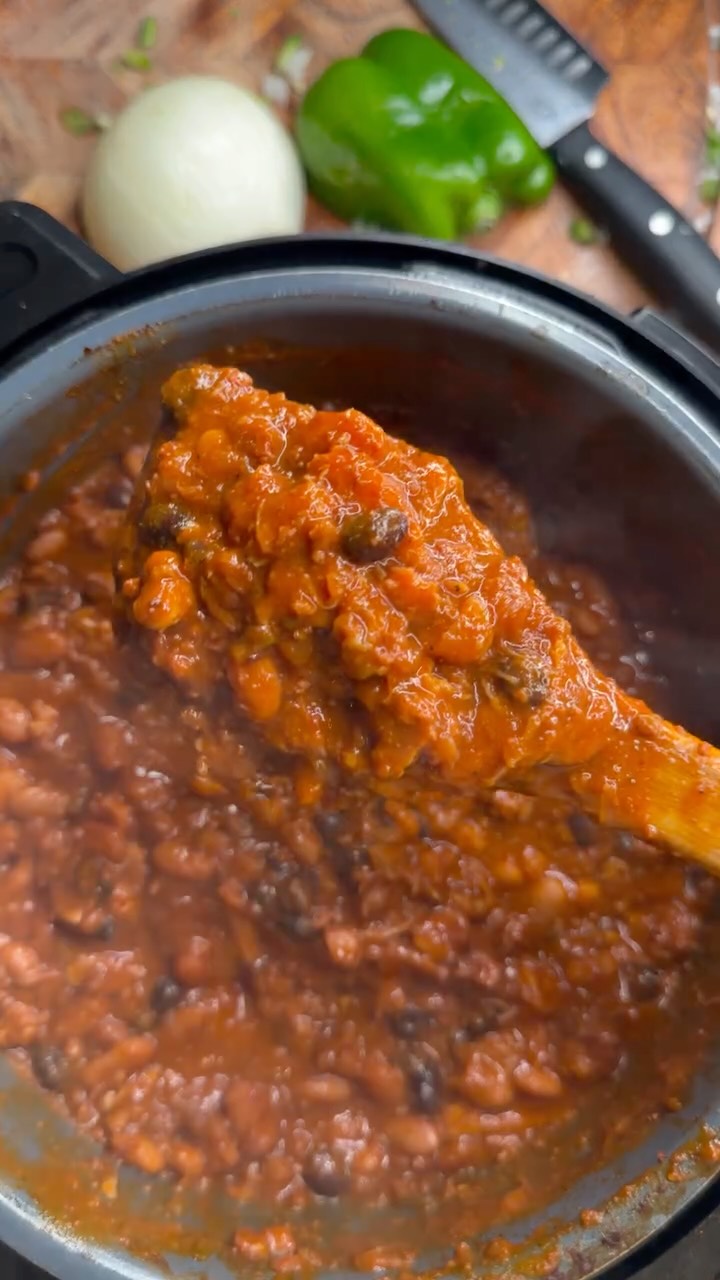 Instagram post by @neisbae for Instant Pot. Caption reads: This is what I mean when I say I want chili with....