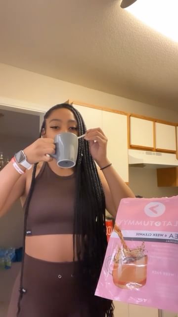 Instagram post by @xtreme_heat for Flat Tummy Co. Caption reads: #ad Loving my results from @flattummyco’s cleanse....