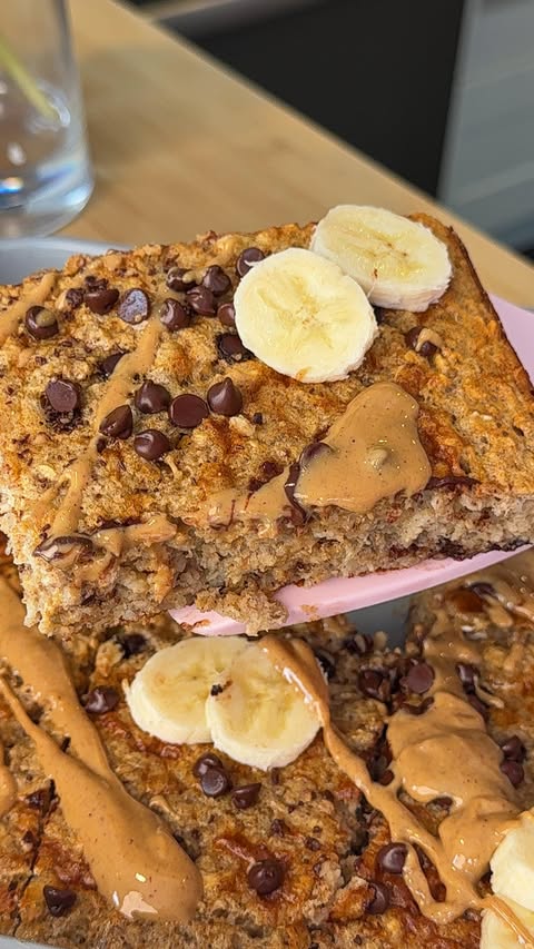 Instagram post by @munchiesbymallory for Quaker Oats. Caption reads: [...] these fiber oatmeal bars made with @quaker....