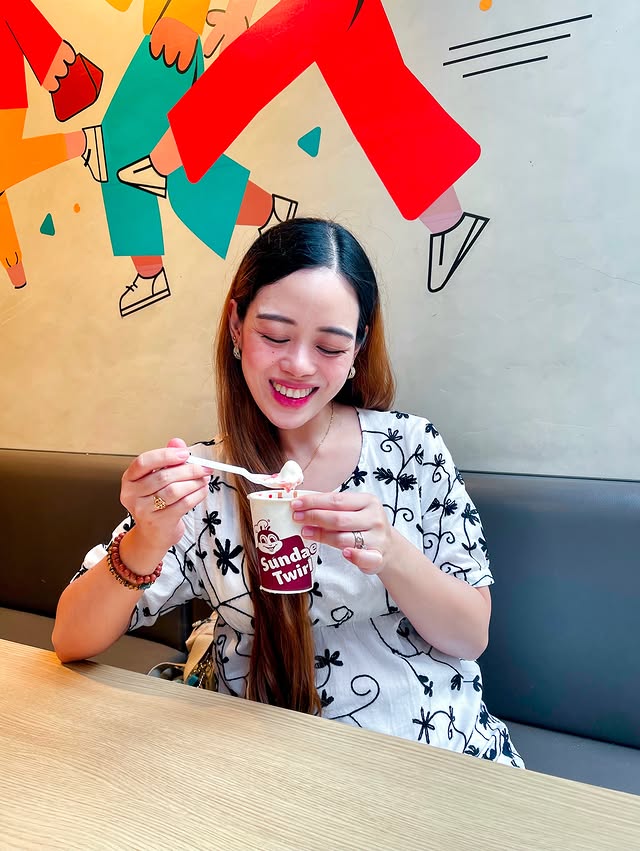 Instagram post by @mrsangel_sky for Jollibee. Caption reads: May bago sa @jollibee Summer Delights favorites....