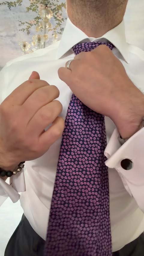 Instagram post by @renato_amburgo for OTAA. Caption reads: How to tie a tie with @otaa shirt, cufflinks and....