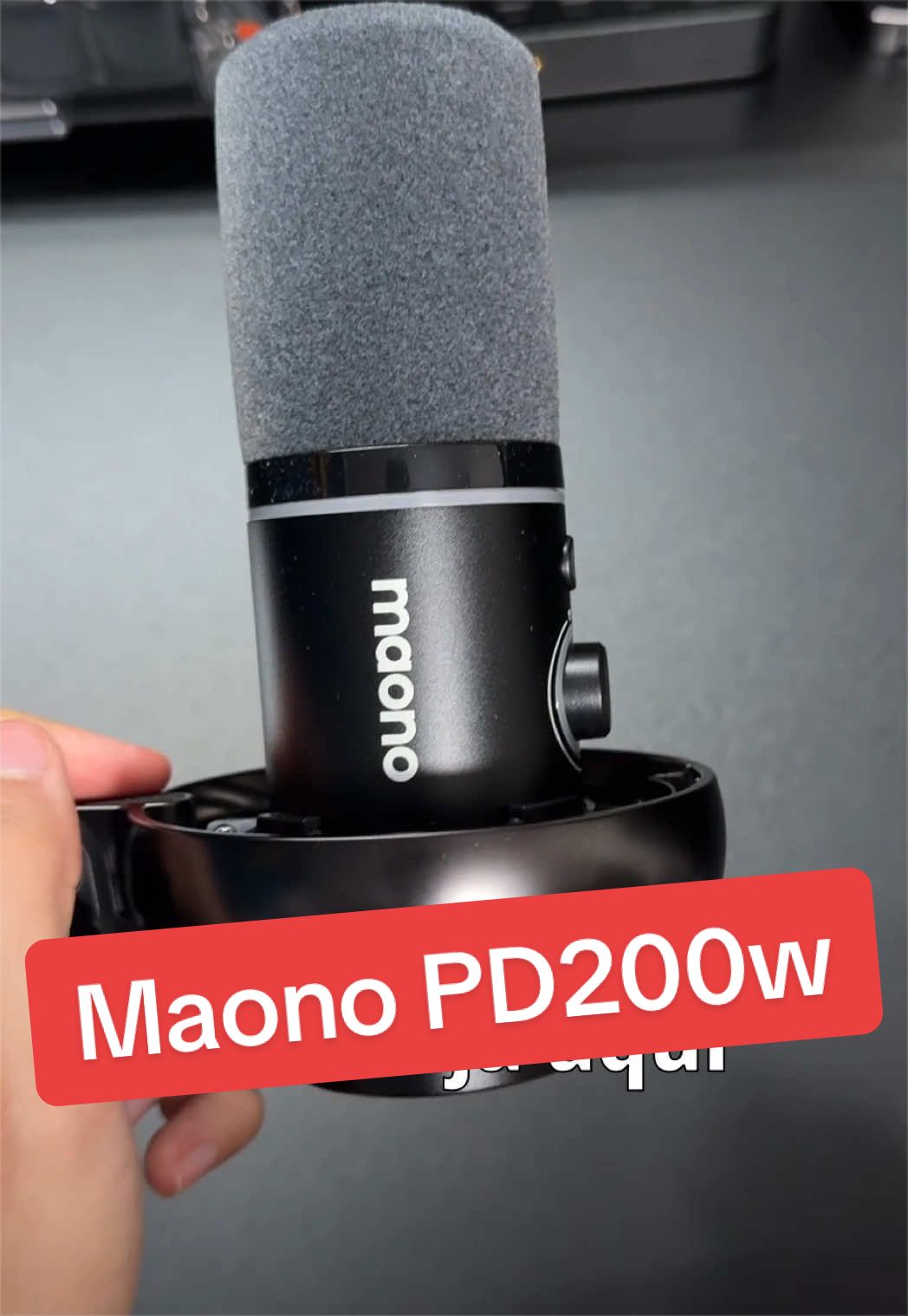 TikTok post by @zicorete_gamer for Maono. Caption reads: [...] de estúdio que funciona sem fio! Maono....
