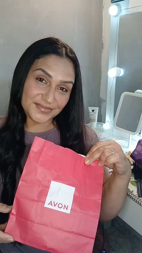 Instagram post by @rosangelaleytte for Home Tester Club. Caption reads: Porque pensou batom, pensou avon 💄 #publi....