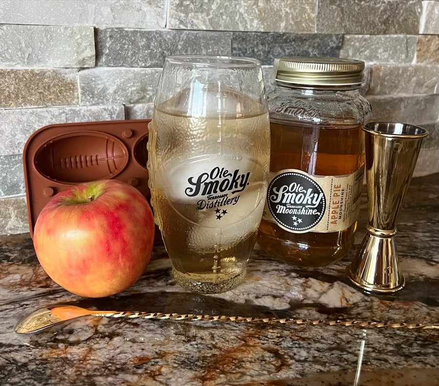 Instagram post by @redmugdreams for Ole Smoky Distillery. Caption reads: 🍁 New Fall Drink 🍁

Apple Pie Ginger
🍁 2oz....