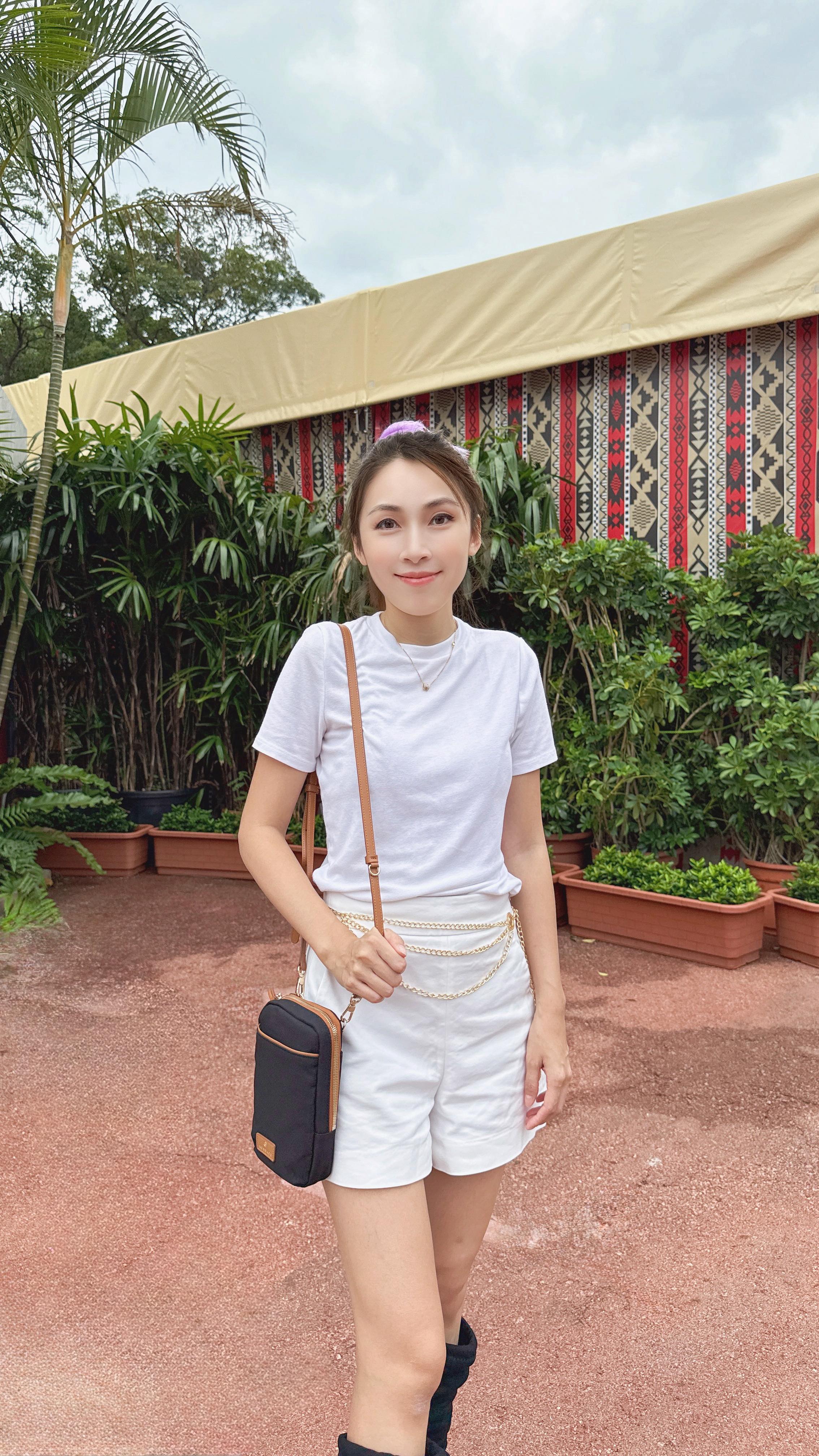Instagram post by @aliceblacku for Nordace. Caption reads: Nordace Siena Nexus 手機斜背包😍 最近 #OOTD 新寵📸 [...].