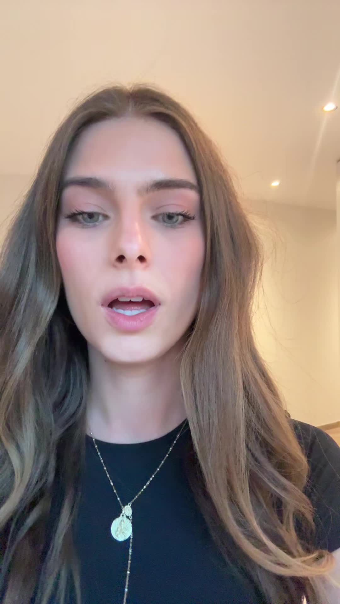 TikTok post by @lu.jimenezu for Pull&Bear. Caption reads: @Pull&Bear ✌🏼✌🏼.