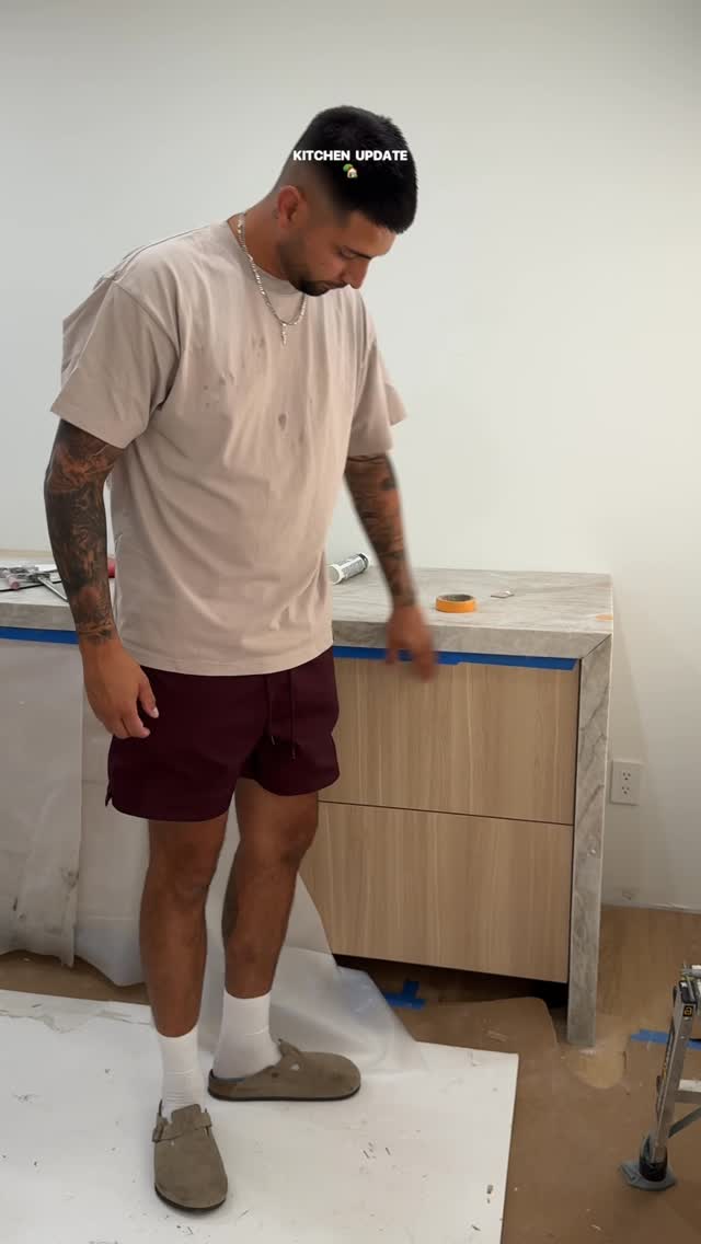 Instagram post by @lauramellado for VitaHustle. Caption reads: [...] protein shake + a kitchen update 😻😋....