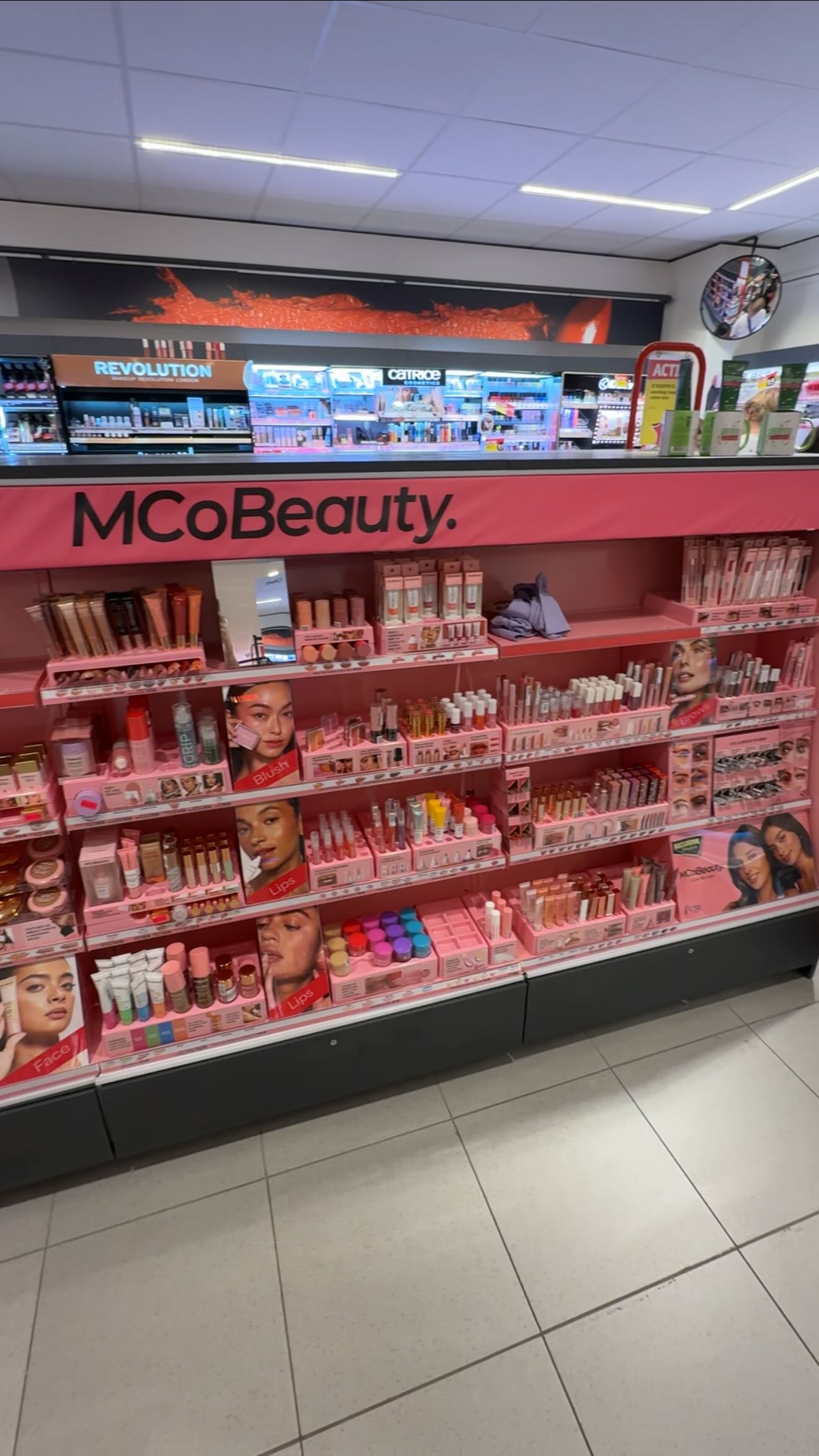 Instagram post by @makemeblushnl for Kruidvat. Caption reads: [...] mega veel dupes van bekende merken 🩷....