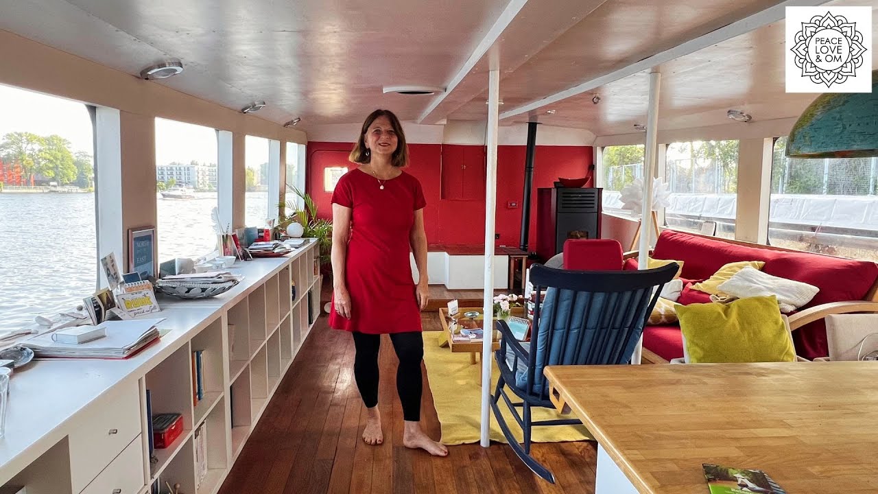 YouTube post by @PeaceLoveandOm for The Female Company. Caption reads: Houseboat instead of apartment – ​​living on 25....