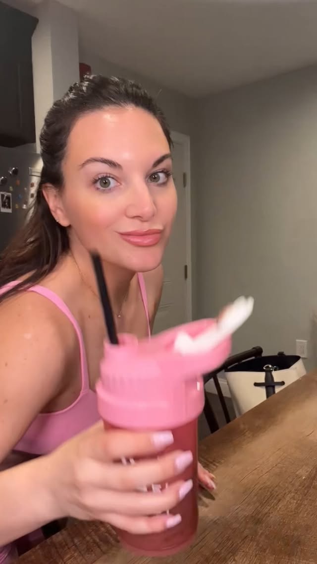 Instagram post by @amanda_carluccio for FLAT TUMMY CO. Caption reads: [...] 👩🏻‍💼 I’m really enjoying the @flattummyco....