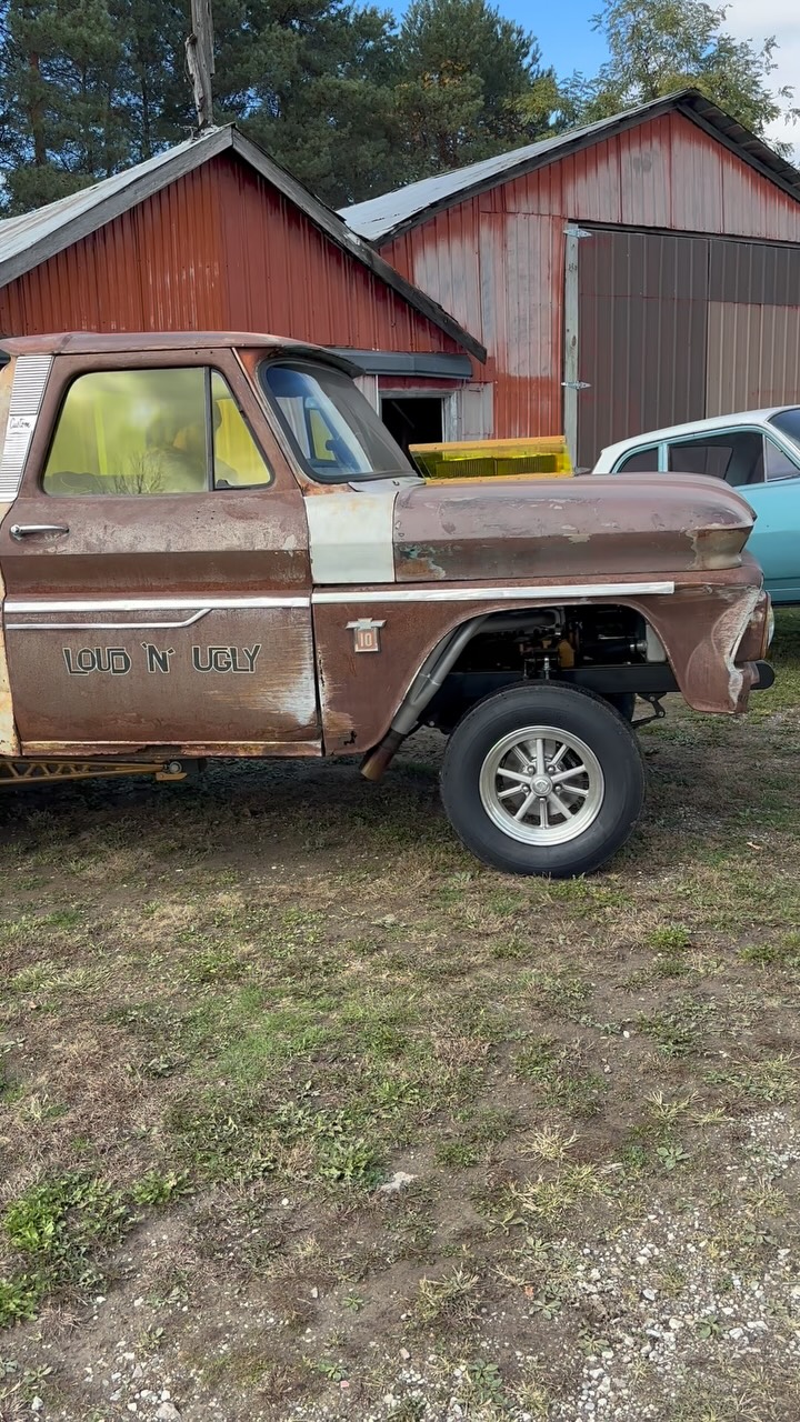 Instagram post by @loudnugly for Holley. Caption reads: [...] #WinWithHolley#TeamSimpson#TeamSimpson.