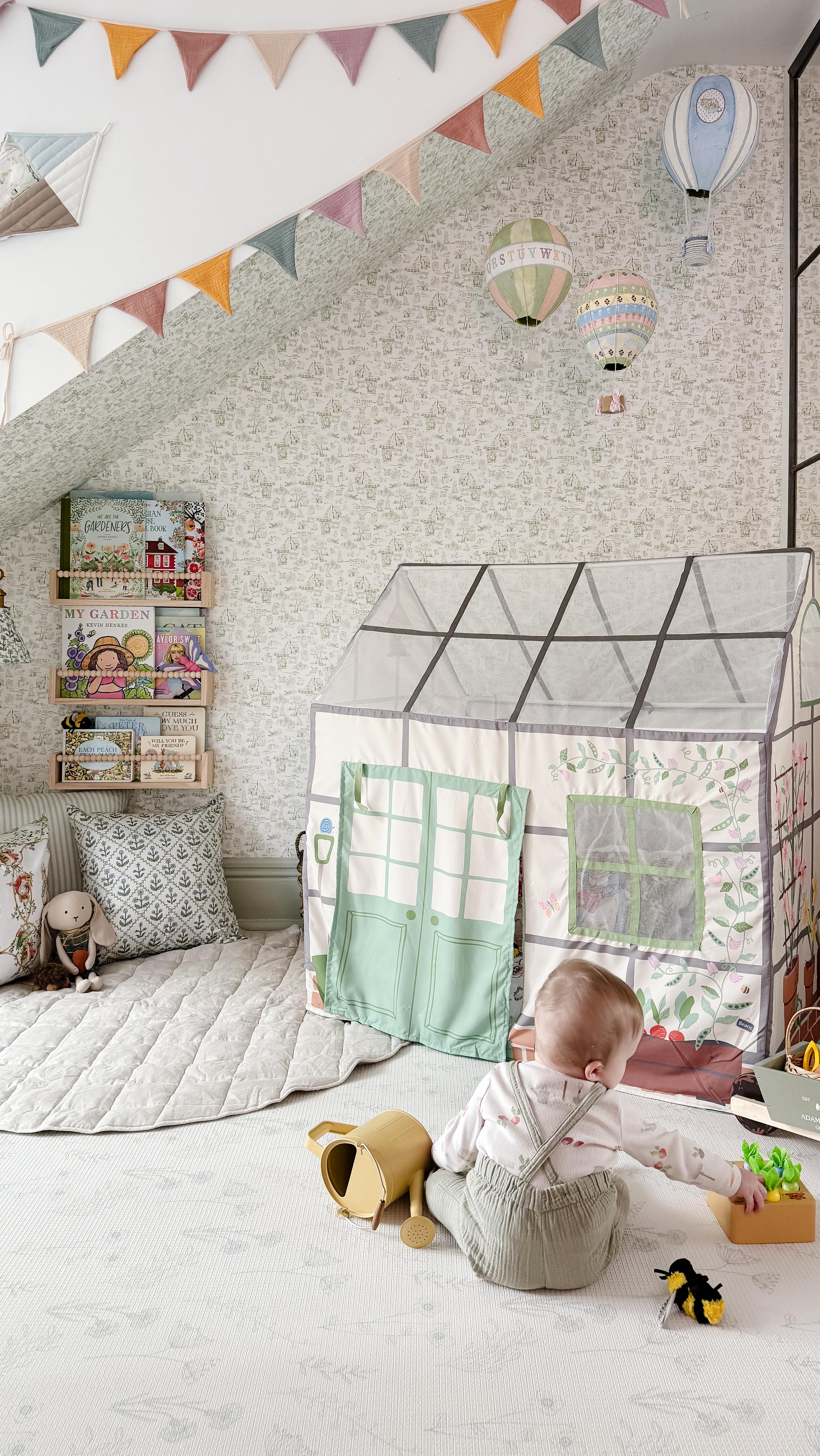 Instagram post by @emmacourtneyhome for Spoonflower. Caption reads: [...] the wallpaper and fabrics I found on....