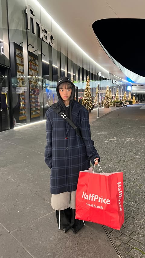 Instagram post by @zzzeetaaa for HalfPrice. Caption reads: OUTFIT A CIEGAS EN @halfprice.eu #halfprice....