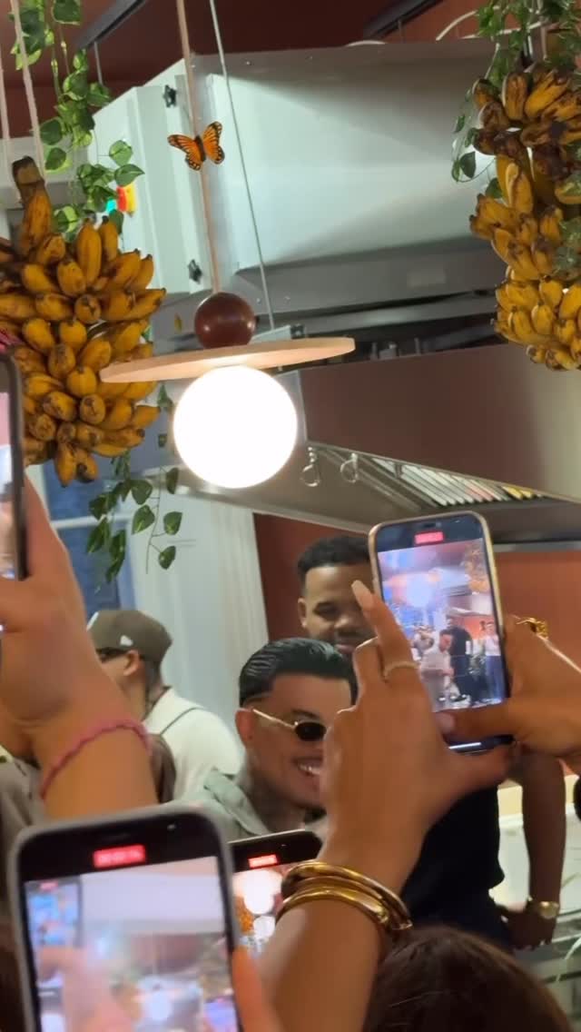 Instagram post by @teampuertoricoo for Hypebae. Caption reads: #RauwAlejandro en Londres 🇵🇷🇬🇧🇵🇷🇬🇧....