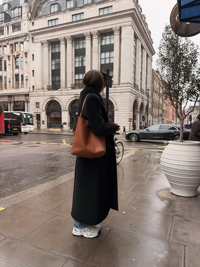 Instagram post by @modatutkusu for FACEGYM. Caption reads: 🖤 reklam.