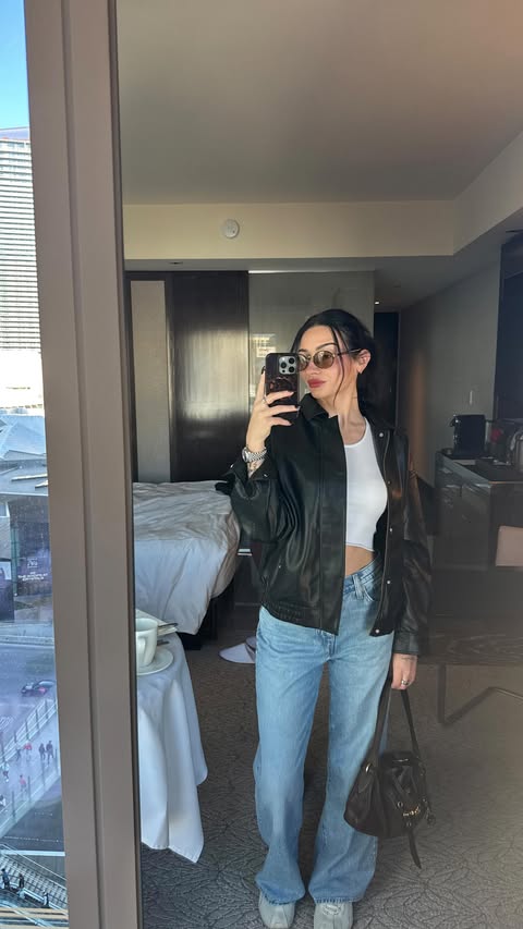 Instagram post by @moneywithmak for Fiverr. Caption reads: [...] the hard way 😅) That’s why I like using....