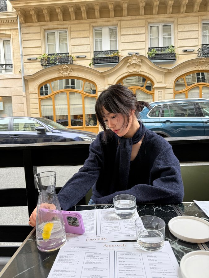 Instagram post by @rohyoonseo for Balenciaga. Caption reads: ❗️맘에 쏙 드는 모자 발견 희희 😛.