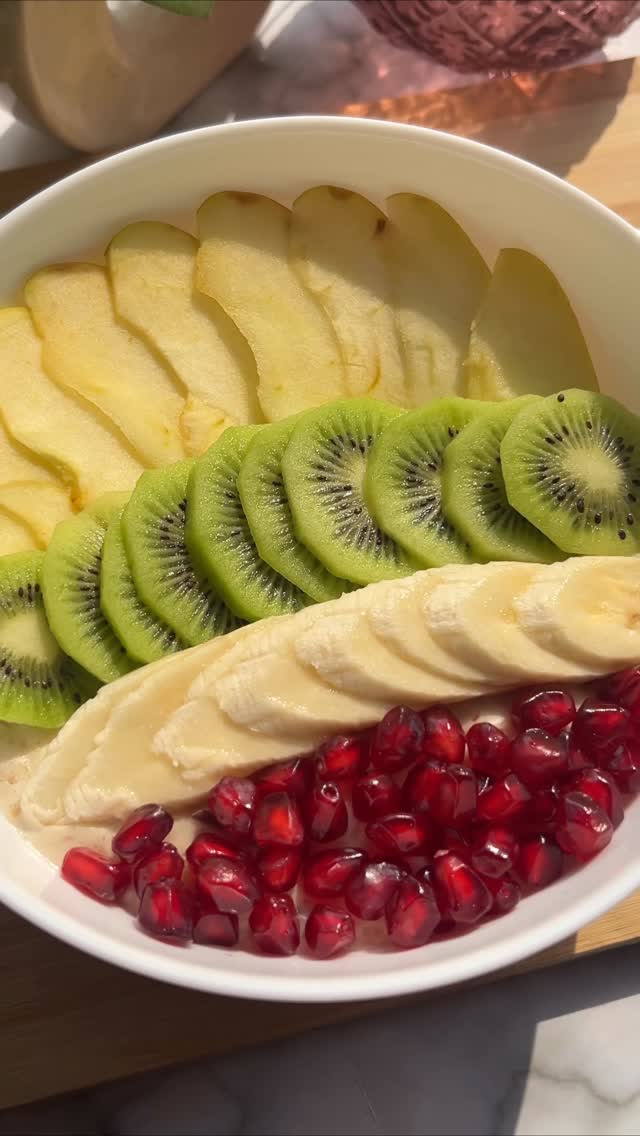 Instagram post by @foodiegirlsdf for Akshayakalpa Organic. Caption reads: 5-Min Guilt-Free Breakfast Bowl

Ingredients....