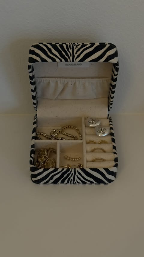 Instagram post by @andreaglad_ for The Frankie Shop. Caption reads: Sidste uges outfits 🧥 Annonce/tags.