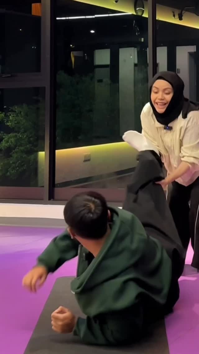 Instagram post by @holyshikin for Rexona. Caption reads: Jangan panas-panas kalau kalah dengan wife tau. We....