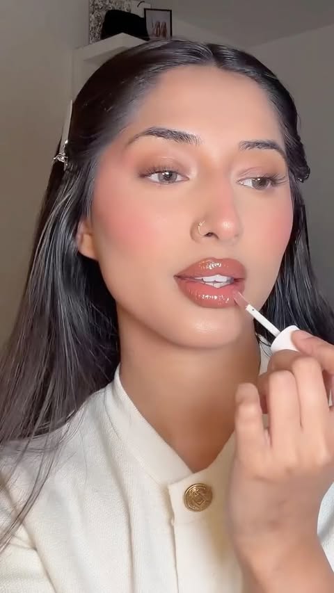 Instagram post by @humnax_ for Kylie Cosmetics. Caption reads: Prettiest lip combo using @kyliecosmetics glossy....