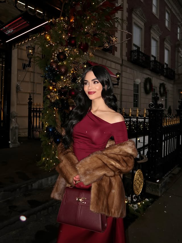 Instagram post by @jdlovee for JustFab. Caption reads: [...] greetings ⋆⁺₊❅。  
  
 
  
boots from....