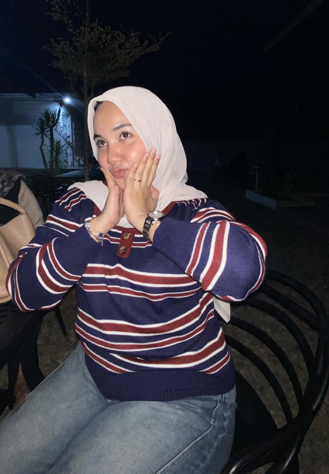 TikTok post by @glowwindofficial for Dazzle Me Indonesia. Caption reads: @DAZZLE ME INDONESIA bagus bgt bedaknya woyy [...].