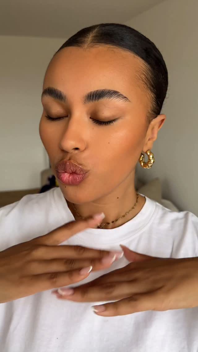 Instagram post by @camillembaye for makeupforever. Caption reads: testé et validé : l’ARTIST COLOR CRAYON de MAKE UP....
