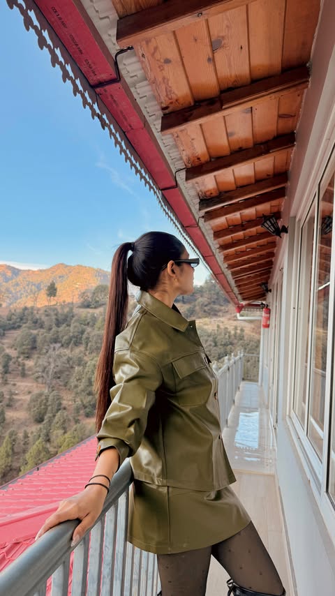 Instagram post by @_niharikajain for Savana. Caption reads: POV: Men think we get ready for them....