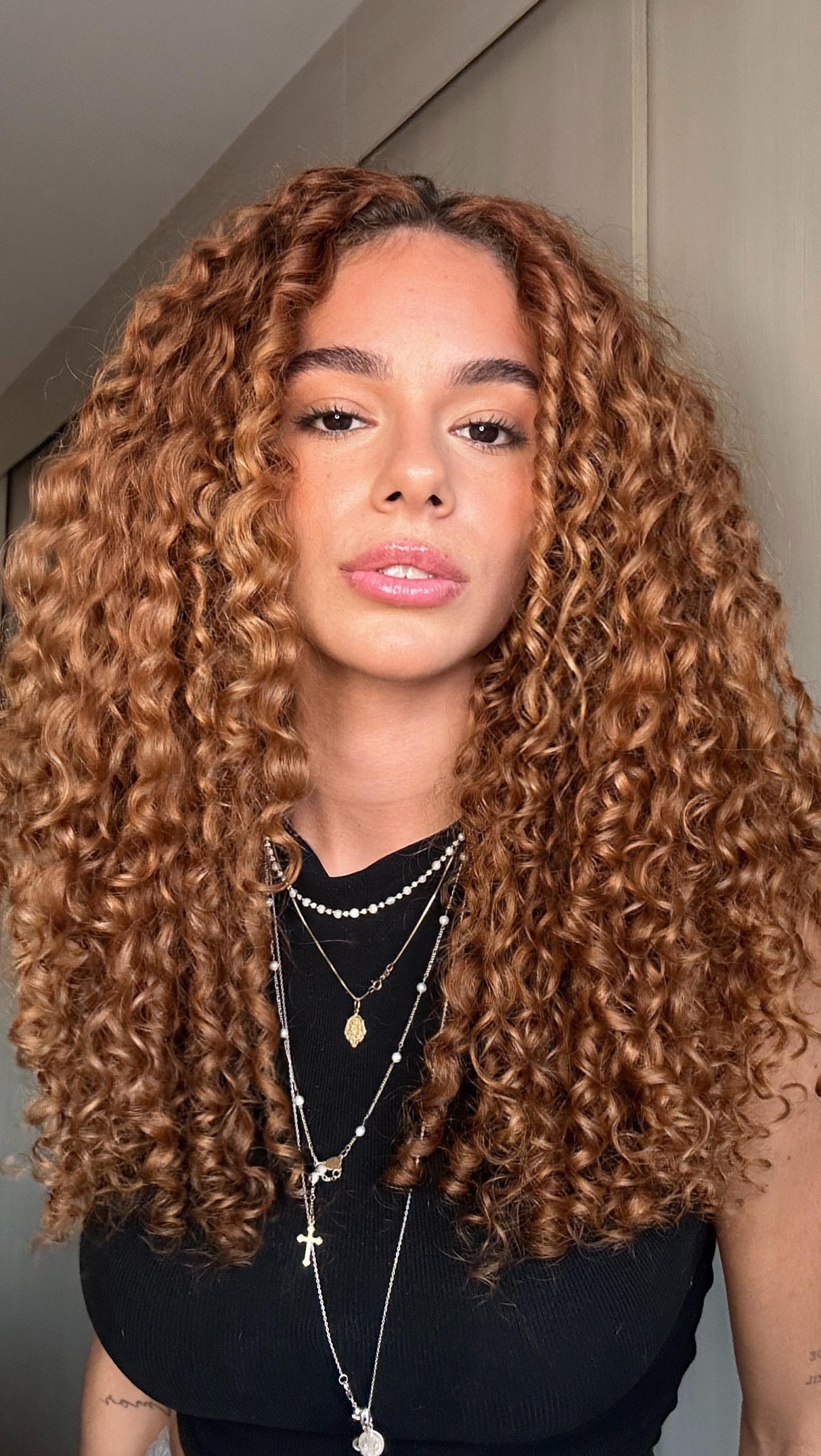 Instagram post by @brunamarianii for TRESemme. Caption reads: Imagina ter o cabelo blindado contra a umidade por....