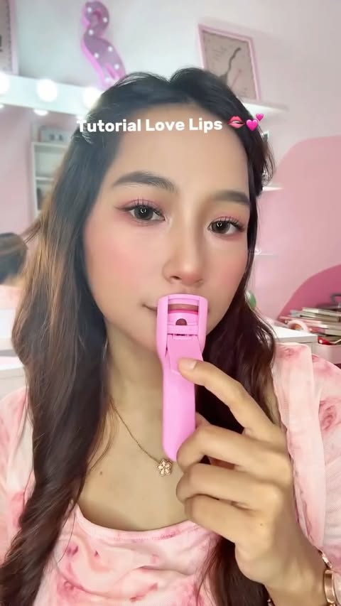 Instagram post by @intaaansaaari for Glad2Glow. Caption reads: Tutorial love lips 🤭🫦 I pakai G2G Tinted Lip....