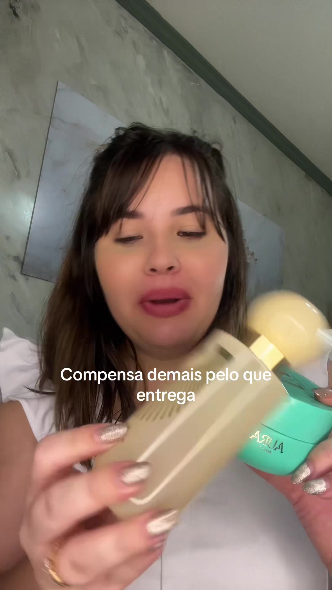 TikTok post by @vanessaoficialalmeida for Aura Beauty Club. Caption reads: #bodysplash #promocao #aura #dica #publi @AURA....