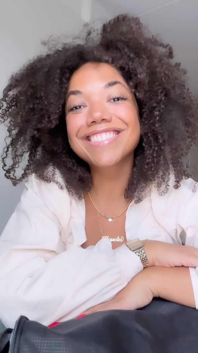 Instagram post by @claudiaoosterling for Parfumado. Caption reads: Inpakstress! Ik ga op vakantie met een 👜.....