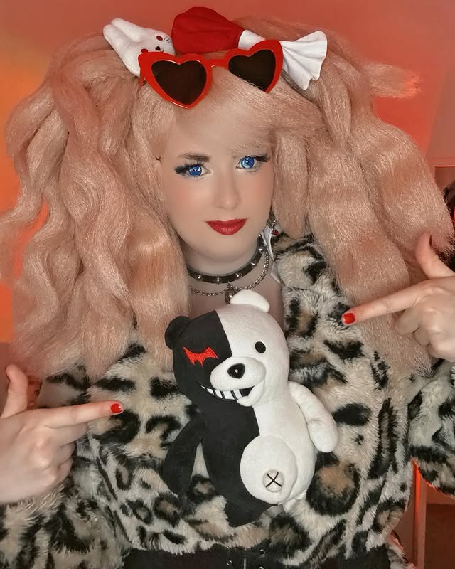 Instagram post by @stuckinabush.cos for PinkyParadise. Caption reads: [...] Cosplay: @vinted Contacts:....
