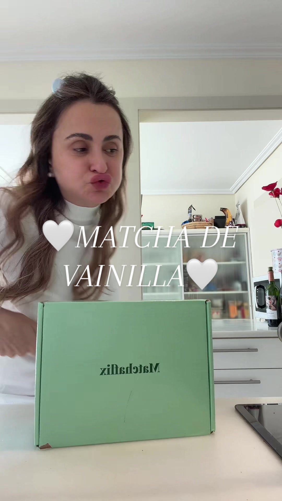 TikTok post by @lauraseguerr for Matchaflix. Caption reads: [...] dejo etiquetado en el carrito naranja....