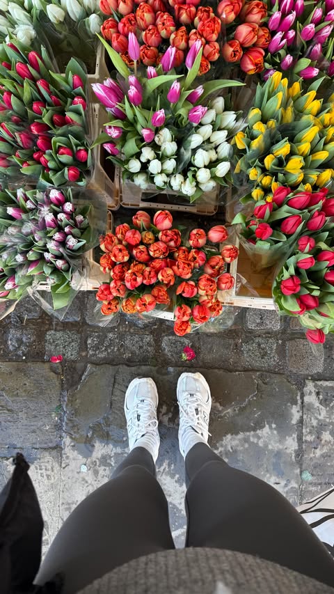 Instagram post by @the_working_mumlife for lululemon. Caption reads: [...] * Jacket @uniqloeurope Leggings....