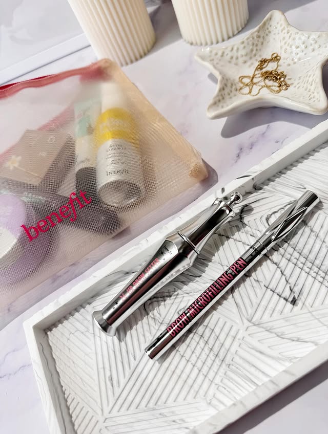 Instagram post by @cat_____lady for Benefit Cosmetics. Caption reads: #GiftedByBenefitCosmetics . ✿❯────𝔹𝕖𝕟𝕖𝕗𝕚𝕥....