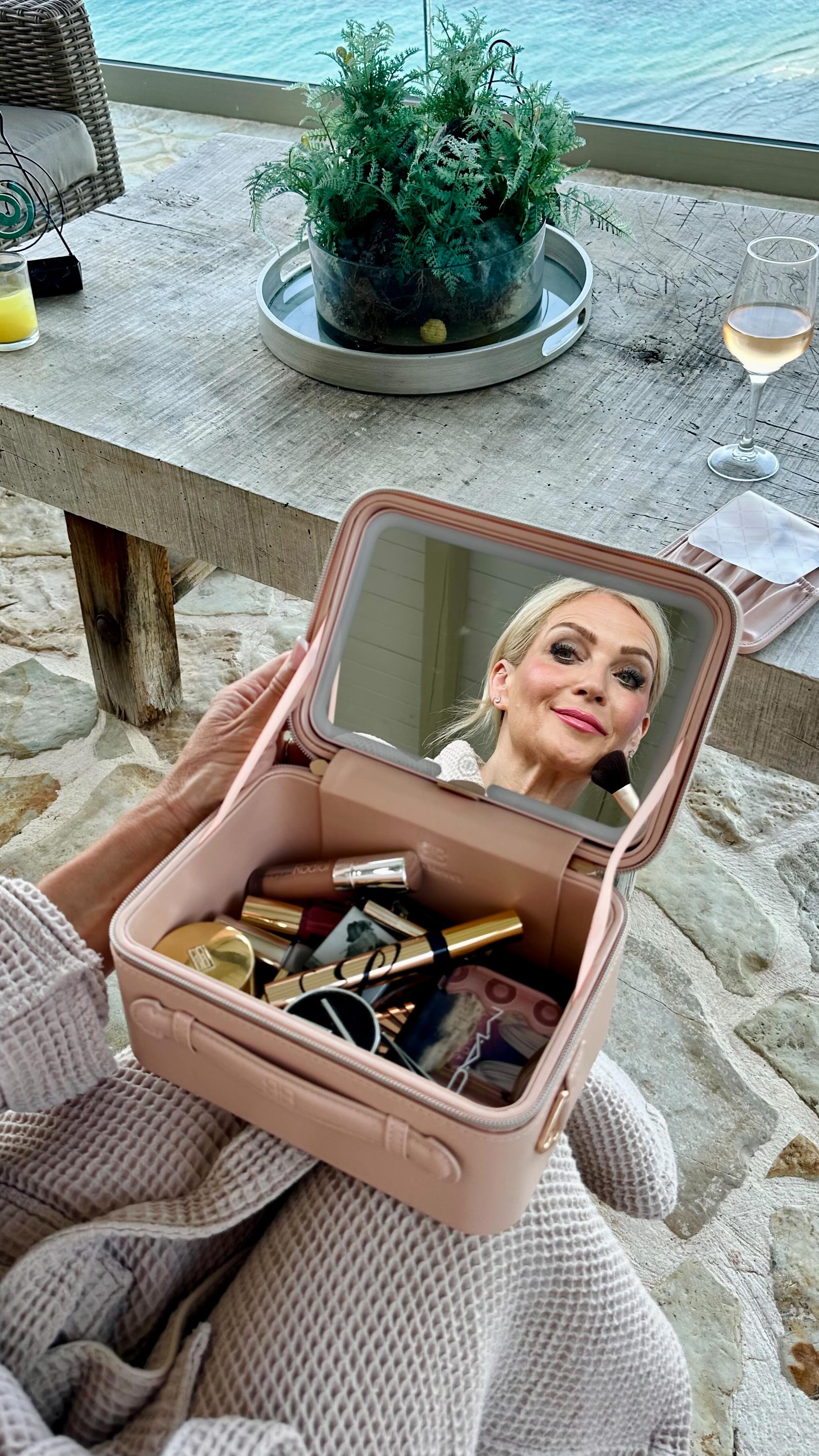 Instagram post by @seenonsarah for Beautifect. Caption reads: Oh my goodness, I love the Beautifect GO mini!....