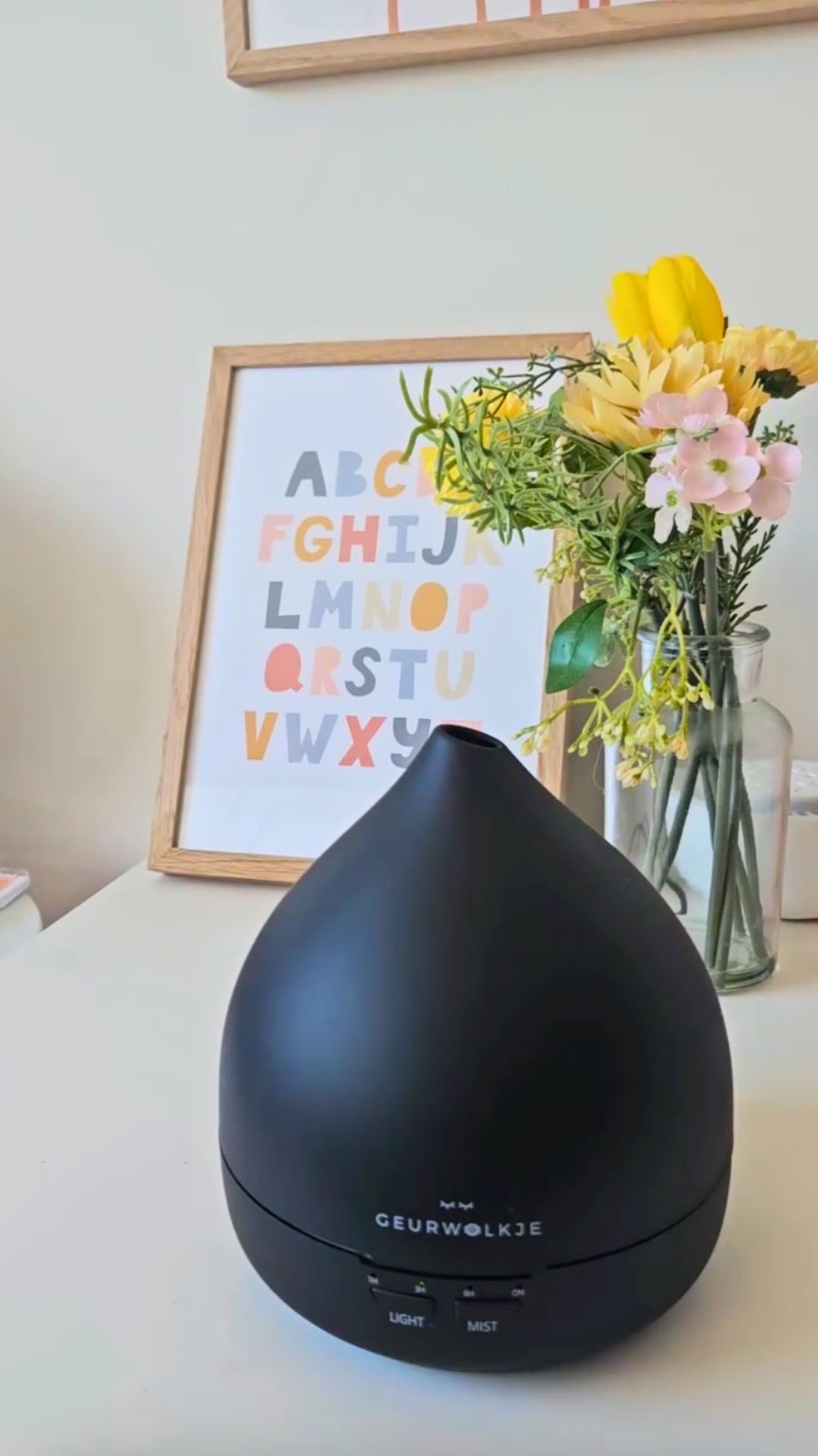 Instagram post by @girlsmom_chellebell for Geurwolkje. Caption reads: Zacht gezoem? Of zacht dromen? 🌙

Een Geurwolkje....