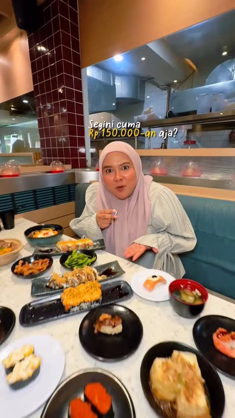 Instagram post by @makandimana.uy for Food In Hands. Caption reads: ‼️Save buat longweekend di Bandung ‼️ AYCE SUSHI....